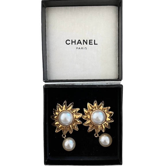 Vintage Chanel 80's/90's Gold Sun White Faux Pearl Dangle Clip On Earrings - Picture 4 of 5